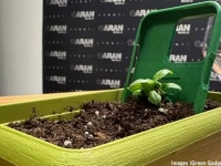 世界初、土に植えると芽が出るiPhoneケースが登場。生分解性素材で植物の種子入り