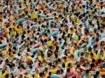 【人がゴミのようだ！】中国のプールが高画質でもやはり地獄だった件…