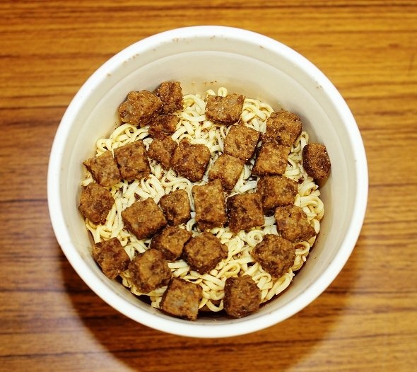 肉に覆われて、麺が埋もれている