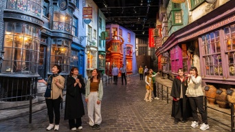 ワーナー ブラザース スタジオツアー東京　活気あふれる魔法界のショッピングストリート「ダイアゴン横丁」をお披露目！