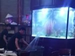 なんてこった！　デカい水槽が割れて店内が水浸しに・・・！