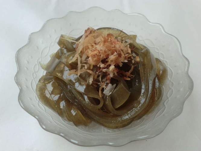 酢醤油やポン酢のほか、マヨネーズなどをかけて食べることも（画像はWikimedia Commonsより、Nissy-KITAQさん作成）