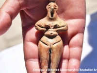 日本の土偶に通じるものが。トルコで8000年前のユニークな女性像が発掘される