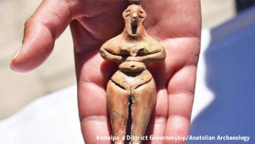 日本の土偶に通じるものが。トルコで8000年前のユニークな女性像が発掘される