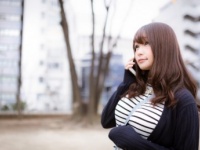 キャラがちがう!?　彼氏の前でも普通に友だちと電話できる女性は30％！