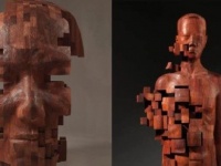 伝統文化と現代文明の融合。木材の彫像をピクセル処理したアート作品