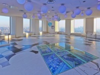 まるで空飛ぶサーカスのテントの中!?　「SKY CIRCUS サンシャイン60 展望台」に潜入