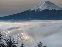 まるで絵画みたい...　雪化粧の富士山と雲海の中で輝く街のコラボが幻想的すぎる