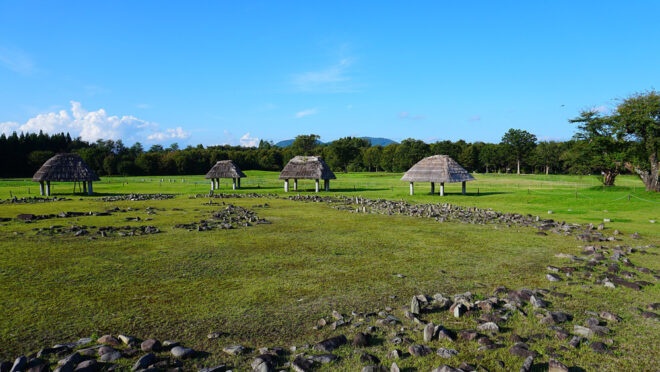 秋田県鹿角市、大湯環状列石。日本国内に所在する最大級のストーンサークル ウィキペディアより