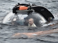 アクティブ・プーチン。今度は潜水艇に乗り黒海で難破船探し