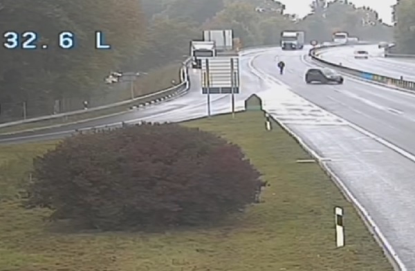 【衝撃】危ない！サイドブレーキを引き忘れた車がゆらゆらと高速道路を右往左往・・・