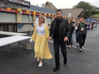 ジョン・トラボルタとオリビア・ニュートン・ジョンが映画「グリース」の衣装で再会