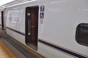 学生は、新幹線に乗る？乗らない？（画像はイメージ）
