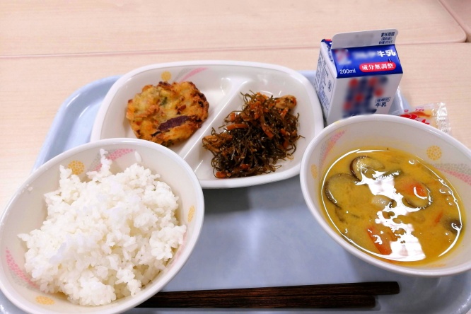 小学校給食に「ゴキブリ」や「ナメクジ」混入の衝撃　教委は「50年前に完成した給食センターなので…」