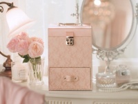 かわいすぎて苦しい……！　ジルスチュアート、ヴィンテージ風レースのメイクボックス発売