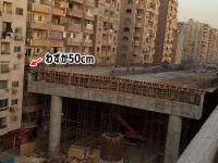 ギリギリがすぎる。住宅アパートから50センチしか離れてない場所に高速道路建設が物議をかもす（エジプト）