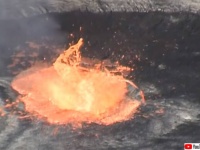 目覚めさせてしまったようだ。火山に火口に物を投げ入れた瞬間、巨大な炎が沸き上がる