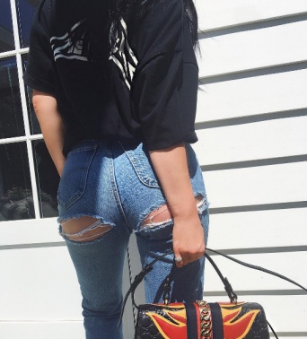 お尻に大きなカットが入ったジーンズが流行！？　トップモデルのカイリー・ジェンナーが火付け役
