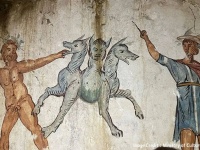 冥界の番犬ケルベロスが描かれた封印された墓をイタリアで発見