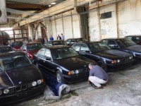 倉庫に眠っていたのは、30年前の未使用のBMW5シリーズ E34だった！（ブルガリア）