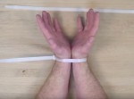 もしものときのために…　両手を拘束されたときの脱出方法！（動画）