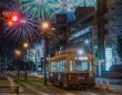 路面電車の上に大輪の花火に咲く　ノスタルジックで美しい夜に2.1万人感動「夢のよう」「帰りたくなった」