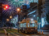 路面電車の上に大輪の花火に咲く　ノスタルジックで美しい夜に2.1万人感動「夢のよう」「帰りたくなった」