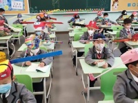 小学校が再開された中国では、宋時代の官僚を模した帽子でクリエイティブに社会的距離の実行（浙江省）