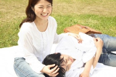 アラサー男性の本音！　膝枕と耳かき、彼女にしてほしいのはどっち？
