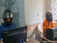 インドの役所職員が室内でヘルメット着用義務、その理由とは？