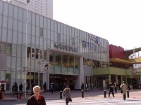 金山総合駅北口（keyakiさん撮影、Flickrより）