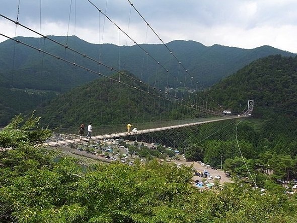 谷瀬の吊り橋（Kohei Fujiiさん撮影、Wikimedia Commonsより）
