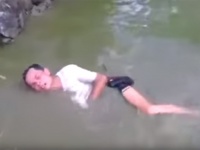 電気ウナギを捕まえようとしたおっさんの末路が想定内すぎるｗｗｗ