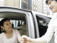 車に乗るときに男性にエスコートしてほしい？⇒「してほしくない：●％」！