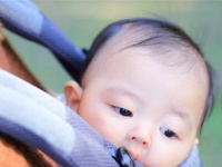 「1歳児を抱っこして、通勤ラッシュの電車に乗車。目の前に座るおじさんが、私たちを見て顔を曇らせ...」(広島県・40代女性)