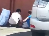 道端で調理するレストラン従業員の姿がネット上に流出　「ありえない」と物議