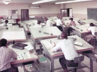 コンピューターで設計するツール「CAD」ができる前、製図台で図面を描いていたエンジニアたち