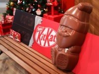 「ホリデイサンタ」と写真を撮ろう！　表参道「キットカット ホリデイサンタ ハウス」期間限定オープン