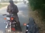 【衝撃動画】“物乞い”にお金を恵もうとした男性、財布とバイクを盗まれる