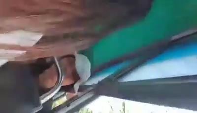 バスの中で女性を触る