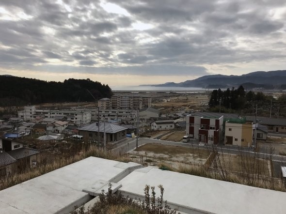 新設された住宅用の高台から市内を望むと津波の被害状況が想像できる。