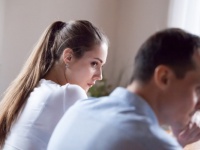 他人の顔色をうかがってしまうのはなぜ？　心理と対処法