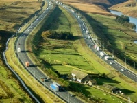 高速道路の上り線と下り線の真ん中にポツンとある奇妙なイギリスの農場
