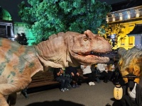 近い！デカい！怖かわいい！　夜の上野をノシノシ歩く恐竜たちに会ってきたら...衝撃の〝じゃれあい〟目撃