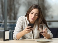 シンプルにショック……。デートに誘った男性から「ほかにも誘おう」と言われたときに思うこと6つ！