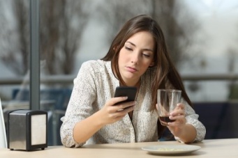 シンプルにショック……。デートに誘った男性から「ほかにも誘おう」と言われたときに思うこと6つ！