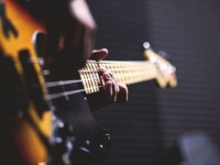 AIだから無限に弾ける！Youtubeでベースソロをノンストップ演奏中