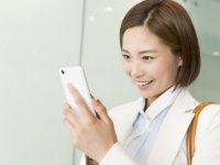 「ながらスマホ」やっちゃう女子42.9％　実際に遭遇した危険な目とは……