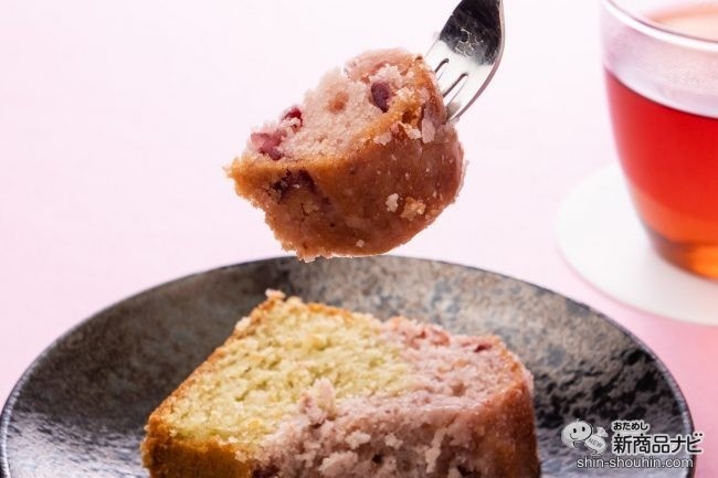 『桜のパウンドケーキ』をフォークに取る様子
