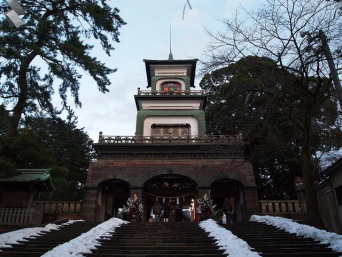 現存日本最古の避雷針が設置されている、尾山神社の神門（Kentaro Ohnoさん撮影、Flickrより）